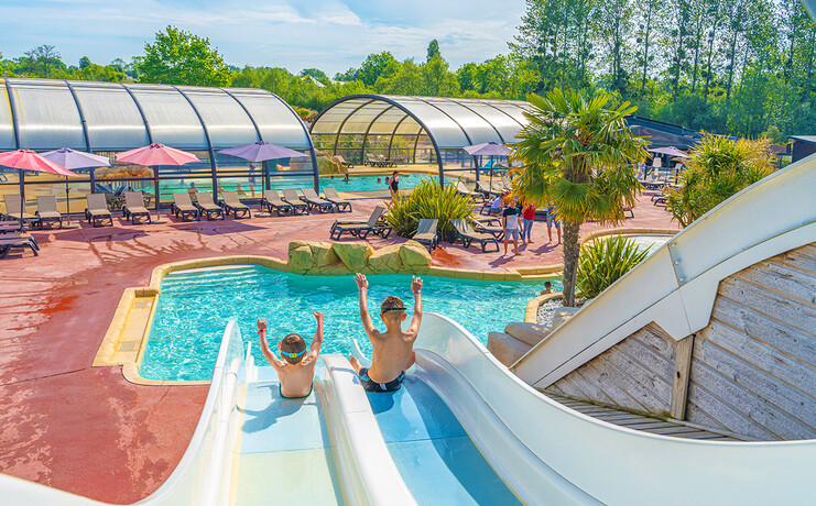 toboggan-piscine-53876436.jpg